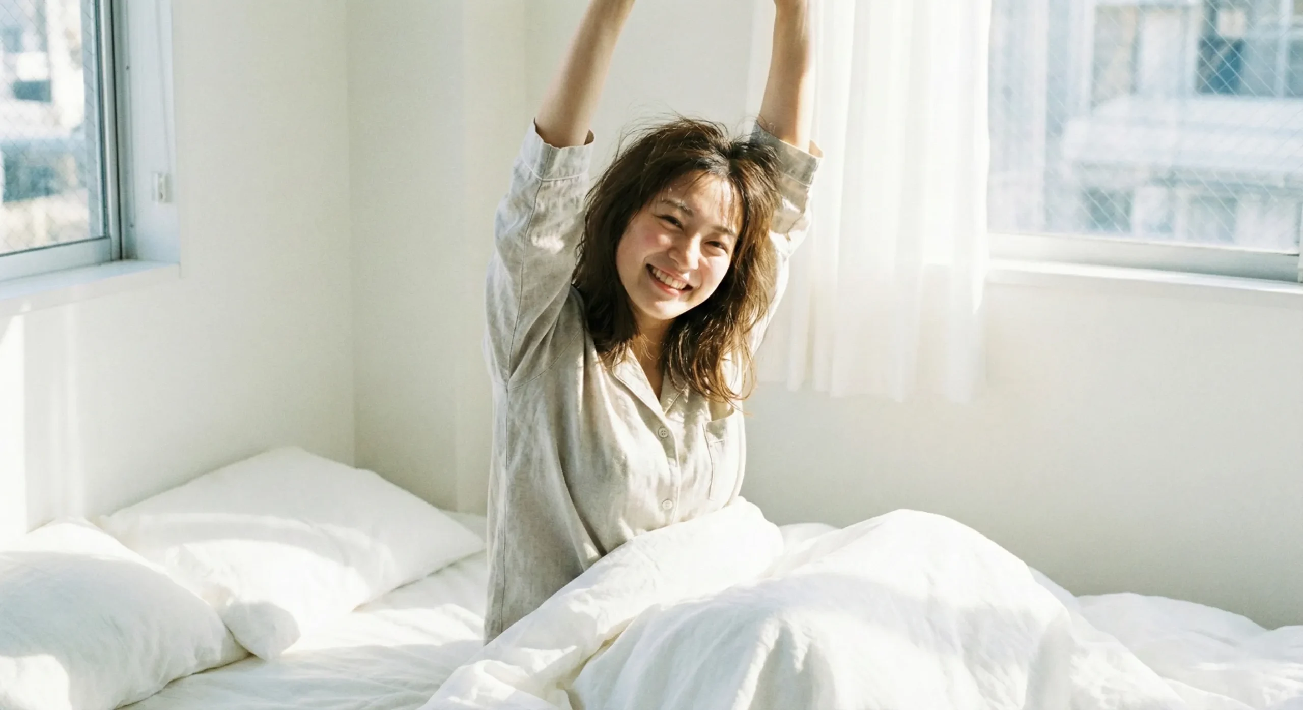 爽やかに目覚める女性