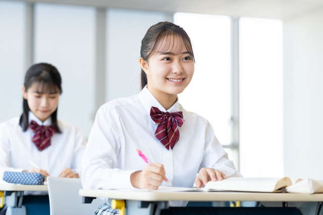 高校生が授業を受けている